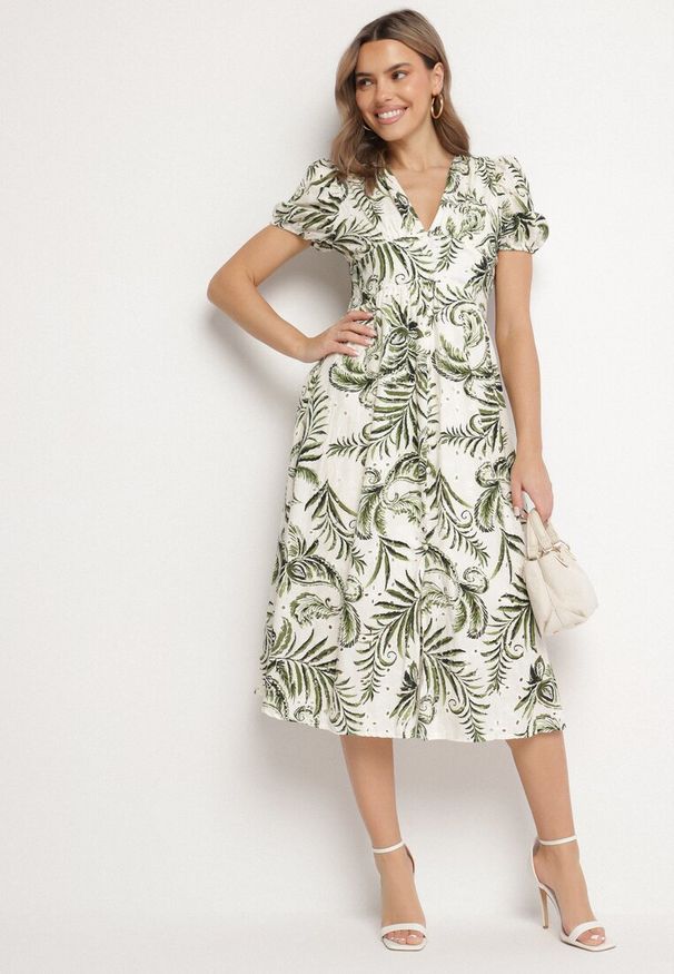 Born2be - Zielona Rozkloszowana Sukienka z Dekoltem w Serek Zdobiona Roślinnym Wzorem Evilirae. Okazja: do pracy, na co dzień, na spotkanie biznesowe. Typ kołnierza: dekolt w serek. Kolor: zielony. Wzór: aplikacja. Styl: biznesowy, casual