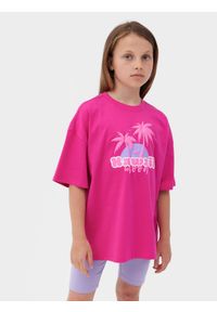 4F JUNIOR - T-shirt z nadrukiem dziewczęcy - różowy. Okazja: na co dzień. Kolor: różowy. Materiał: dzianina, jersey, bawełna. Długość rękawa: krótki rękaw. Długość: krótkie. Wzór: nadruk. Styl: klasyczny, casual, sportowy
