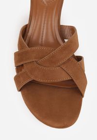 Born2be - Jasnobrązowe Klapki VICES na Kaczuszkowym Obcasie z Przeplatanymi Paskami Merose. Okazja: na co dzień. Kolor: brązowy. Materiał: jeans. Wzór: paski. Obcas: na obcasie. Styl: casual, elegancki. Wysokość obcasa: średni #8