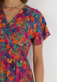 Born2be - Różowo-Granatowa Sukienka Mini z Szeroką Gumką w Talii i Kopertowym Dekoltem Nevun. Typ kołnierza: dekolt kopertowy. Kolor: różowy. Materiał: wiskoza. Wzór: kwiaty, aplikacja, kolorowy. Sezon: lato. Typ sukienki: kopertowe. Długość: mini #3