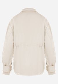 Born2be - Jasnobeżowa Kurtka Parka z Dużymi Kieszeniami Talaha. Okazja: na co dzień. Kolor: beżowy. Materiał: jeans. Długość: krótkie. Wzór: aplikacja. Sezon: wiosna, jesień. Styl: casual #2