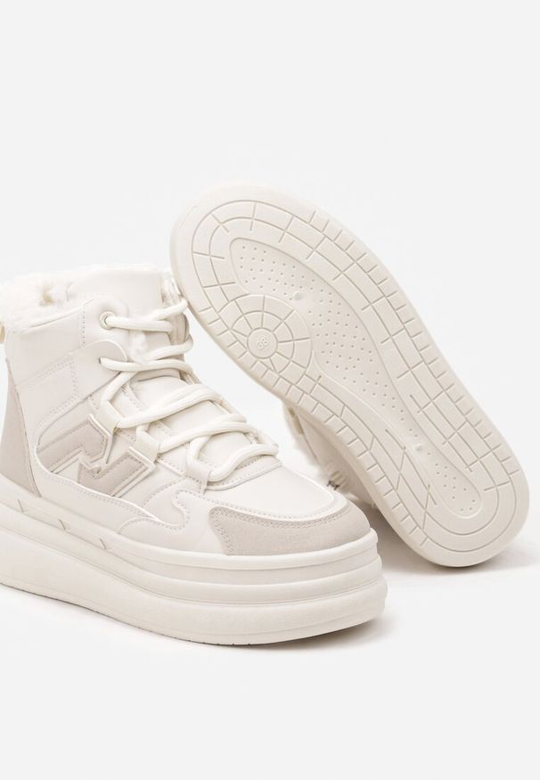 Renee - Beżowe Sznurowane Sneakersy na Tłoczonej Platformie Ozdobione z Boku Aplikacją Neathalie. Okazja: na co dzień. Nosek buta: okrągły. Zapięcie: zamek, sznurówki. Kolor: beżowy. Wzór: aplikacja. Materiał: jeans, futro. Sezon: zima. Obcas: na platformie. Wysokość obcasa: niski, średni