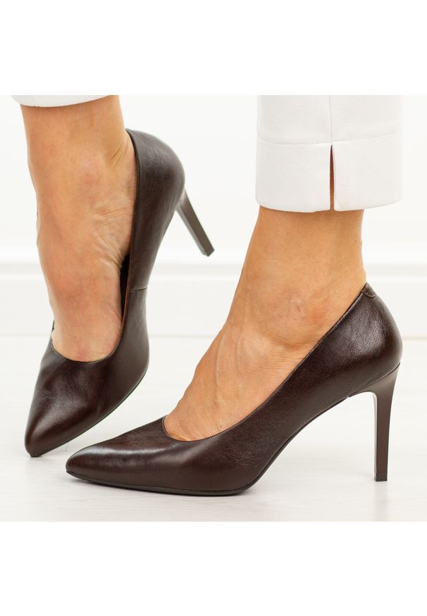 Brązowe skórzane szpilki damskie Sergio Leone 1339. Okazja: do pracy, na co dzień, na spotkanie biznesowe. Kolor: brązowy. Materiał: skóra. Sezon: jesień, wiosna, lato. Obcas: na szpilce. Styl: klasyczny, biznesowy, elegancki, casual, wizytowy