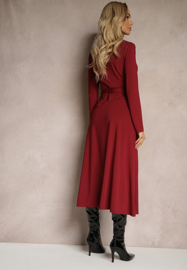 Renee - Bordowa Długa Sukienka Koszulowa z Wiązaniem w Talii Levae. Okazja: na co dzień, do pracy. Kolor: czerwony. Materiał: wiskoza. Typ sukienki: koszulowe. Styl: elegancki, casual. Długość: maxi
