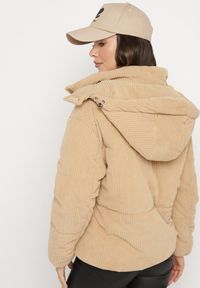 Born2be - Beżowa Sztruksowa Kurtka Puchowa z Odpinanym Kapturem Sinitha. Okazja: na co dzień. Kolor: beżowy. Materiał: sztruks, puch. Styl: casual, elegancki #2