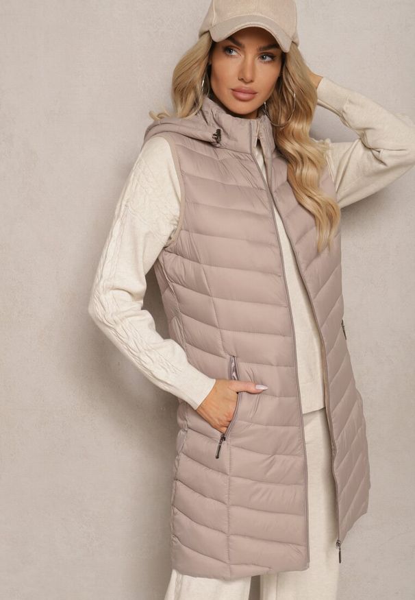 Renee - Ciemnobeżowa Kamizelka z z Odpinanym Kapturem Ozdobiona Pikowaniem Ivathira. Okazja: na co dzień. Kolor: beżowy. Materiał: jeans. Wzór: aplikacja. Styl: klasyczny, casual
