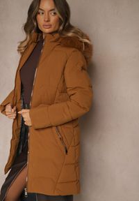 Renee - Brązowa Pikowana Kurtka o Taliowanym Kroju z Kapturem z Futerkiem Mindria. Okazja: na spacer. Typ kołnierza: kaptur. Kolor: brązowy. Materiał: futro. Styl: elegancki #3