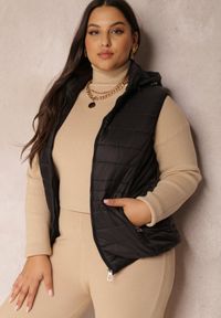 Renee - Czarna Kamizelka Pikowana z Kapturem Rithe. Typ kołnierza: kaptur. Kolekcja: plus size. Kolor: czarny. Materiał: materiał. Styl: sportowy