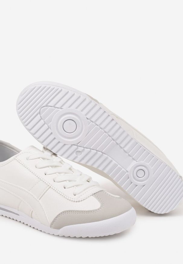 Renee - Białe Sneakersy Typu Kultowe Tenisówki Deliriel. Nosek buta: okrągły. Zapięcie: sznurówki. Kolor: biały. Materiał: jeans. Wzór: aplikacja. Obcas: na obcasie. Wysokość obcasa: niski