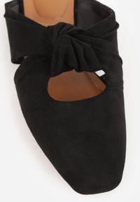 Born2be - Czarne Klapki Mule Vices Zdobione Supłem Lavisse. Kolor: czarny. Materiał: len, jeans. Wzór: aplikacja. Obcas: na płaskiej podeszwie. Styl: klasyczny #5