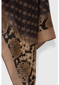 Guess szal damski kolor brązowy wzorzysty. Kolor: brązowy. Materiał: tkanina #2