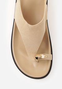 Renee - Beżowe Sandały z Ozdobnym Paskiem na Palec i Metaliczną Ozdobą Brizesh. Okazja: na co dzień. Zapięcie: pasek. Kolor: beżowy. Materiał: len. Wzór: aplikacja. Sezon: lato. Styl: casual #8