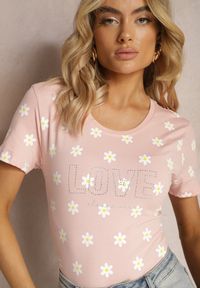 Renee - Różowy Bawełniany T-shirt w Kwiatki z Aplikacją z Cyrkonii Ogerdia. Okazja: na co dzień. Kolor: różowy. Materiał: bawełna. Wzór: kwiaty, aplikacja. Styl: casual #2
