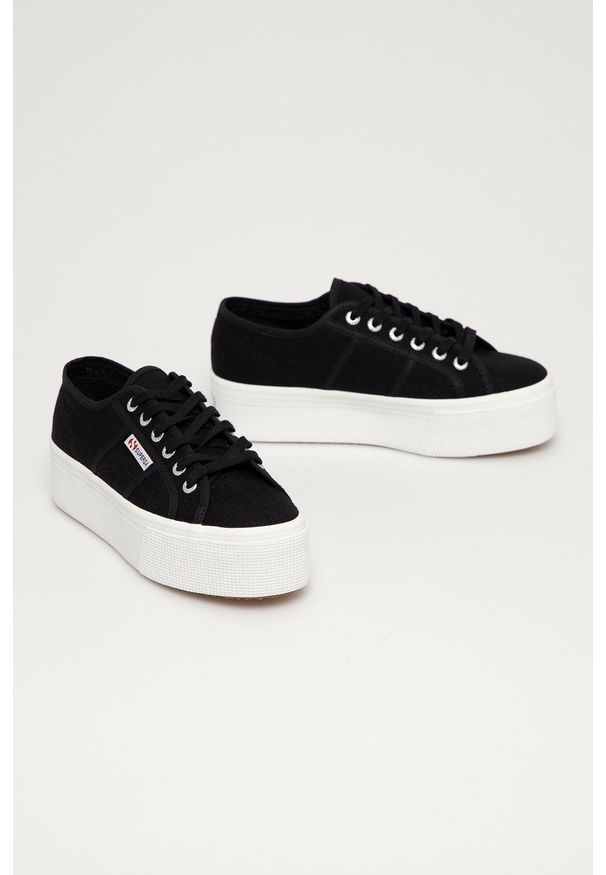 Superga - Tenisówki. Nosek buta: okrągły. Zapięcie: sznurówki. Kolor: czarny. Materiał: guma. Obcas: na platformie