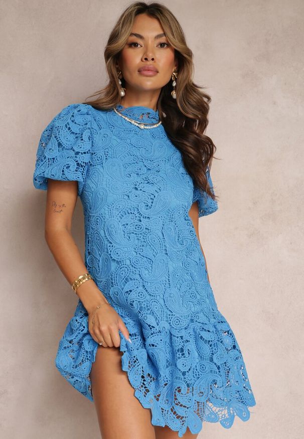 Renee - Niebieska Sukienka z Koronkowym Haftem Paisley i Bufiastymi Rękawami Briena. Kolor: niebieski. Materiał: koronka. Wzór: haft, paisley