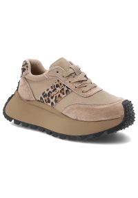 Beżowe Sneakersy Filippo Stylowe Obuwie Damskie Panterka. Kolor: beżowy. Materiał: skóra ekologiczna, zamsz. Szerokość cholewki: normalna. Wzór: motyw zwierzęcy. Styl: elegancki