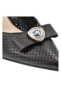 Czółenka damskie S.Barski, skóra naturalna ażurowa cholewka fason slingback regulowany pasek wysoki obcas ozdobna aplikacja, czarne, CR61-3119. Zapięcie: pasek. Kolor: czarny. Materiał: skóra. Szerokość cholewki: normalna. Wzór: ażurowy, aplikacja. Obcas: na obcasie. Wysokość obcasa: wysoki #3