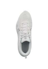 Tenisówki Nike Model Downshifter 12 Womens Kolor Biały. Zapięcie: sznurówki. Kolor: biały, beżowy, wielokolorowy. Materiał: syntetyk, tkanina, materiał. Szerokość cholewki: normalna. Model: Nike Downshifter