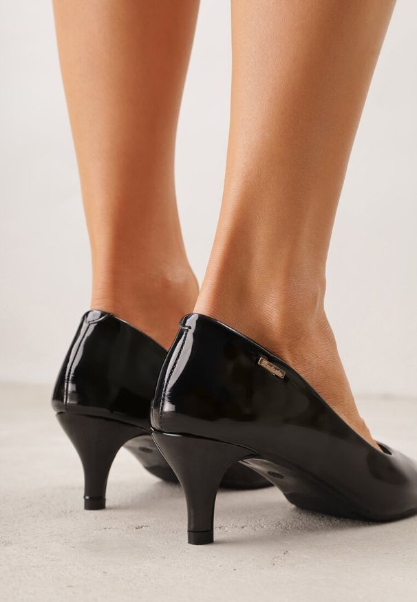 Renee - Czarne Czółenka Leuconele. Kolor: czarny. Materiał: lakier. Szerokość cholewki: normalna. Wzór: gładki. Obcas: na obcasie. Styl: klasyczny. Wysokość obcasa: niski