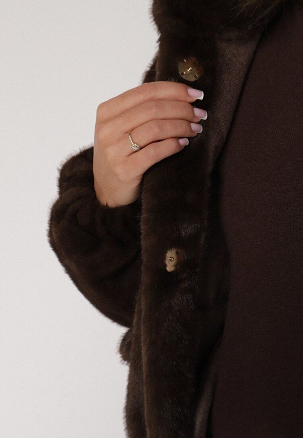 Born2be - Brązowa Kurtka Futerko o Kroju Bomberki z Kieszeniami Tiwedara. Okazja: na co dzień. Typ kołnierza: kołnierzyk stójkowy. Kolor: brązowy. Materiał: futro. Styl: casual, elegancki