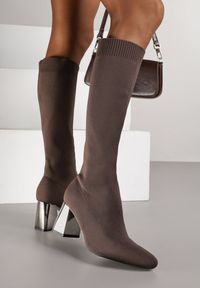 Renee - Brązowe Eleganckie Kozaki VICES na Metalicznym Obcasie ze Skarpetkową Cholewką Nalaina. Okazja: na co dzień. Kolor: brązowy. Materiał: skóra. Szerokość cholewki: normalna. Obcas: na obcasie. Styl: elegancki. Wysokość obcasa: średni