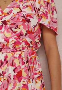 Renee - Różowa Sukienka Odedon. Kolor: różowy. Materiał: materiał, tkanina. Wzór: nadruk, aplikacja, kwiaty, kolorowy. Sezon: lato. Typ sukienki: kopertowe. Długość: midi #2