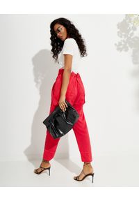 ISABEL MARANT - Czerwone spodnie na szelkach Fineba. Stan: podwyższony. Kolor: czerwony. Materiał: materiał. Wzór: aplikacja