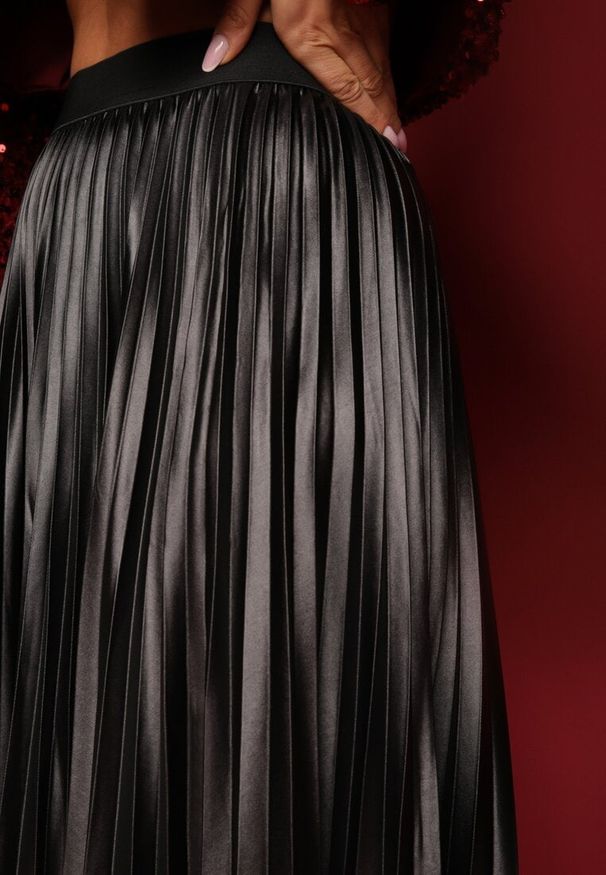 Renee - Czarna Plisowana Spódnica Rozkloszowana z Gumką w Talii Noriri. Okazja: na co dzień. Kolor: czarny. Styl: klasyczny, elegancki, casual