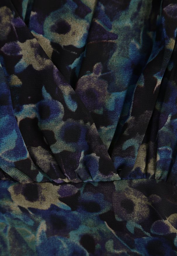 Born2be - Czarno-Niebieska Dopasowana Sukienka w Kwiaty z Marszczeniem i Falbankami Mirilia. Okazja: na co dzień. Typ kołnierza: kołnierz z falbankami. Kolor: czarny. Materiał: jeans. Wzór: kwiaty. Styl: casual