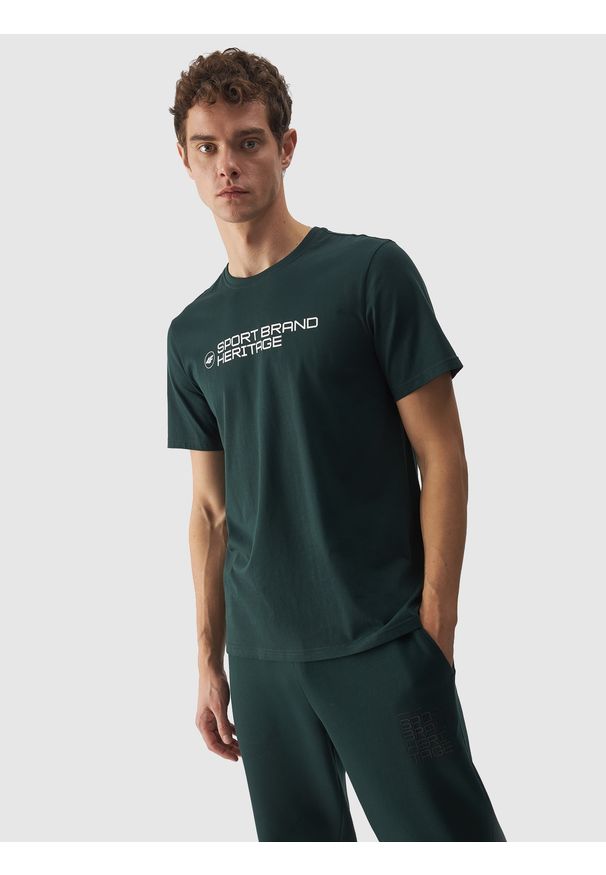 4f - T-shirt regular z napisem męski - zielony. Kolor: zielony. Materiał: bawełna. Wzór: napisy. Styl: sportowy