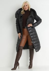 Born2be - Czarna Kurtka Płaszcz z Szerokim Kołnierzem i Kapturem Wiązana w Pasie Feku. Kolor: czarny. Materiał: materiał. Długość: długie. Sezon: zima. Styl: klasyczny, elegancki #5