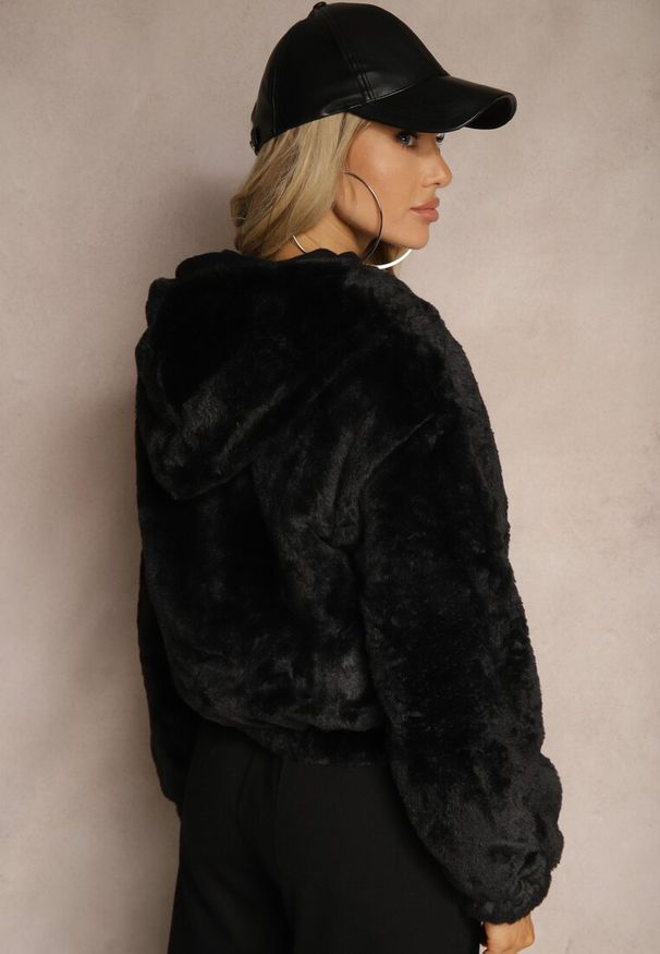 Renee - Czarna Kurtka Futrzana Rozpinana z Kapturem Kikilena. Okazja: na co dzień. Typ kołnierza: kaptur. Kolor: czarny. Materiał: futro. Sezon: zima. Styl: elegancki, casual