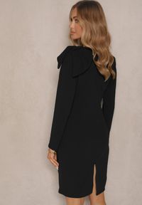 Renee - Czarna Koktajlowa Sukienka o Dopasowanym Kroju z Kokardą na Ramieniu Innathia. Typ kołnierza: kokarda. Kolor: czarny. Materiał: koronka. Typ sukienki: dopasowane. Styl: wizytowy