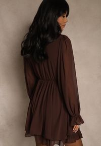 Renee - Ciemnobrązowa Siateczkowa Sukienka o Rozkloszowanym Fasonie z Falbankami Zenniria. Okazja: na ślub cywilny, na co dzień, na imprezę, na wesele. Typ kołnierza: kołnierz z falbankami. Kolor: brązowy. Materiał: poliester. Styl: casual #4
