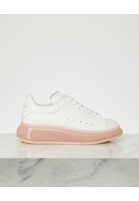 Alexander McQueen - ALEXANDER MCQUEEN - Białe sneakersy z różową podeszwą. Nosek buta: okrągły. Kolor: różowy, wielokolorowy, fioletowy. Materiał: materiał. Obcas: na płaskiej podeszwie #5