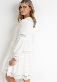 Born2be - Biała Sukienka Mini z Koronkowymi Wstawkami i Rozkloszowanym Dołem Femona. Okazja: na co dzień. Kolor: biały. Materiał: koronka. Typ sukienki: proste. Styl: casual. Długość: mini #4