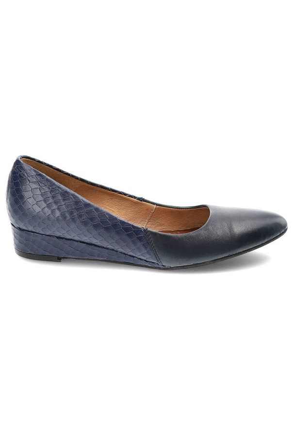 Granatowe Czółenka Maciejka Eleganckie Skórzane Buty. Okazja: na co dzień. Zapięcie: bez zapięcia. Kolor: niebieski. Materiał: skóra. Szerokość cholewki: normalna. Obcas: na koturnie. Styl: elegancki. Wysokość obcasa: średni