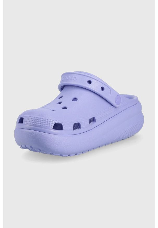 Crocs klapki dziecięce kolor fioletowy. Nosek buta: okrągły. Kolor: fioletowy. Materiał: materiał. Wzór: gładki. Obcas: na platformie
