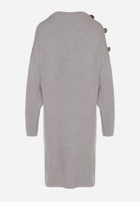 Born2be - Szara Sweterkowa Sukienka Pudełkowa Ozdobiona z Boku Guzikami Tustina. Okazja: na co dzień. Kolor: szary. Materiał: jeans. Wzór: aplikacja. Typ sukienki: proste. Styl: casual, elegancki #2