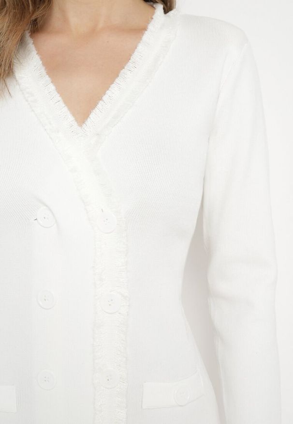 Born2be - Biała Sukienka Sweterkowa Dwurzędowa z Guzikami i Ozdobnymi Frędzlami Vluona. Kolor: biały. Materiał: materiał