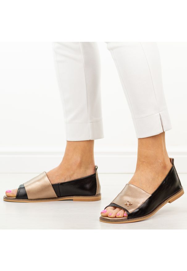 POTOCKI - Czarne skórzane płaskie sandały damskie Potocki 19397. Okazja: na co dzień. Kolor: czarny. Materiał: skóra. Wzór: aplikacja. Sezon: wiosna, lato. Obcas: na płaskiej podeszwie. Styl: casual, elegancki