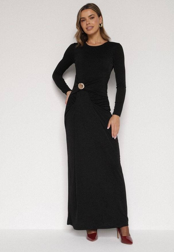 Born2be - Czarna Taliowana Sukienka o Eleganckim Kroju z Marszczeniem i Aplikacją Sewedina. Okazja: na imprezę. Kolor: czarny. Materiał: futro. Długość rękawa: długi rękaw. Wzór: aplikacja. Typ sukienki: dopasowane. Styl: elegancki