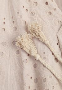 Renee - Beżowa Bawełniana Sukienka o Haftowanym Wykończeniu z Materiałowym Paskiem w Talii Dimla. Typ kołnierza: dekolt w kształcie V. Kolor: beżowy. Materiał: materiał, bawełna. Długość rękawa: krótki rękaw. Wzór: haft #6