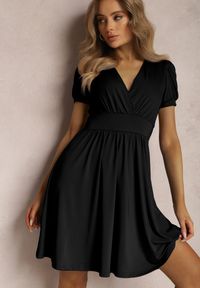 Renee - Czarna Sukienka Agamia. Kolor: czarny. Materiał: dzianina. Długość rękawa: krótki rękaw. Typ sukienki: kopertowe. Długość: mini