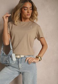 Renee - Beżowy T-shirt z Dłuższym Tyłem Zdobiony Haftem Ninilla. Okazja: na co dzień. Kolor: beżowy. Materiał: skóra. Długość: długie. Wzór: haft, aplikacja. Sezon: lato, wiosna. Styl: casual, elegancki #5
