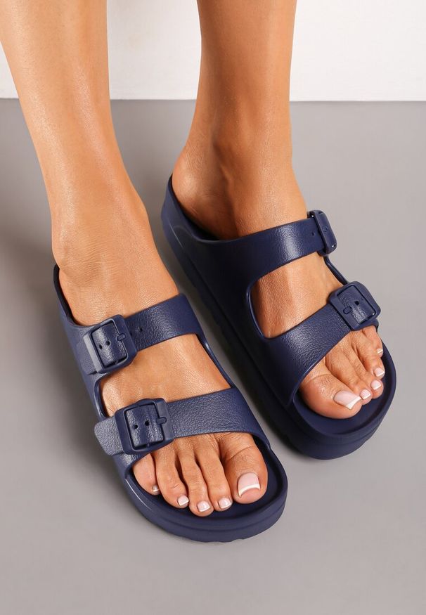 Renee - Granatowe Klapki na Grubszej Podeszwie z Regulowanymi Paskami Ysabelle. Okazja: na co dzień. Kolor: niebieski. Materiał: len, jeans. Wzór: paski. Styl: casual, elegancki