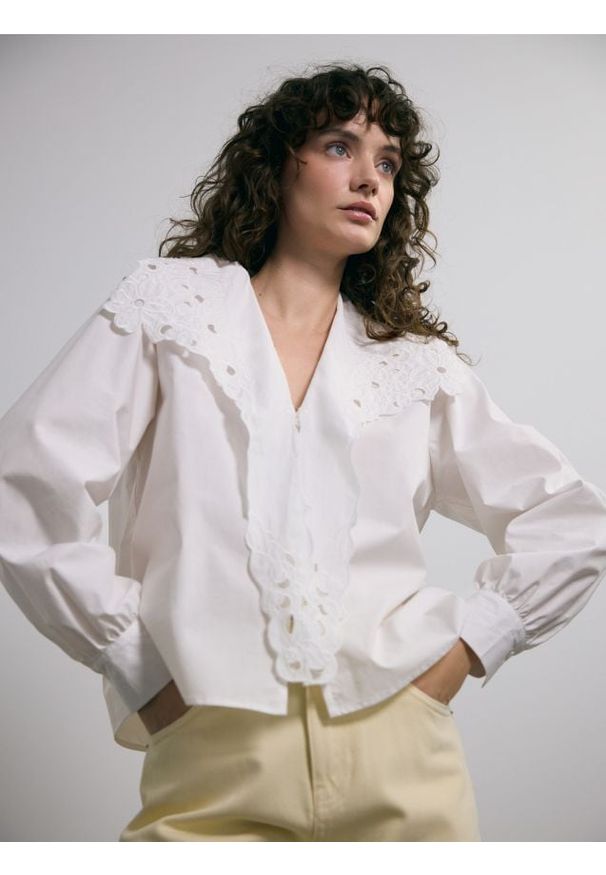 Reserved - Bluzka z koronkowym kołnierzem - biały. Kolor: biały. Materiał: koronka