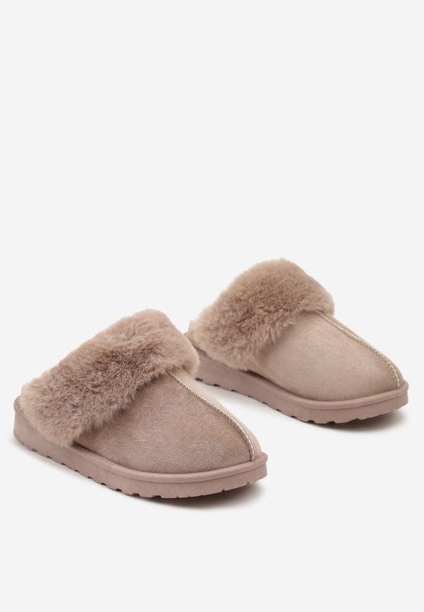 Born2be - Ciemnobeżowe Wsuwane Kapcie z Imitacji Zamszu z Futrem Boreti. Okazja: do domu. Zapięcie: bez zapięcia. Kolor: beżowy. Materiał: zamsz, futro. Styl: elegancki