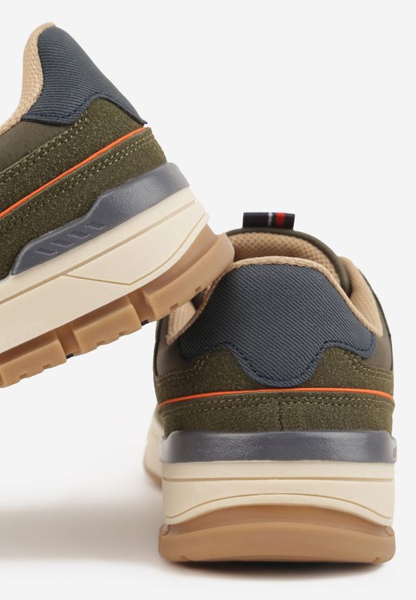 Born2be - Ciemnobeżowe Buty Sportowe Sneakersy Ozdobione Tłoczeniem i Napisami Hermala. Okazja: na co dzień. Kolor: beżowy. Materiał: jeans. Wzór: aplikacja, napisy