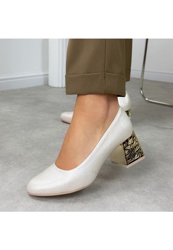 Złote mar. Polskie czółenka damskie Suzana 594. Okazja: na co dzień. Nosek buta: okrągły. Kolor: złoty. Szerokość cholewki: normalna. Materiał: skóra. Sezon: wiosna, lato, jesień. Obcas: na obcasie. Styl: wizytowy, casual, klasyczny, elegancki. Wysokość obcasa: średni